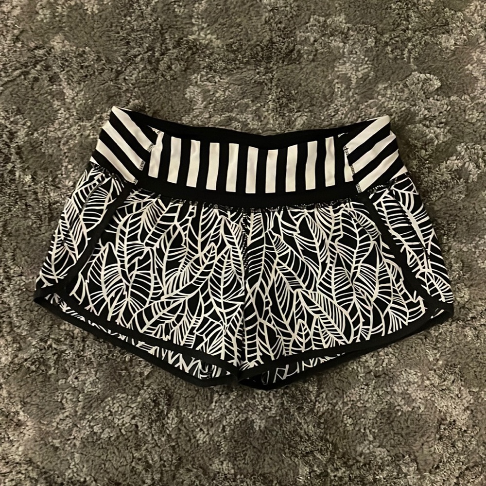 Lululemon Speed Up 4 inch, size 4